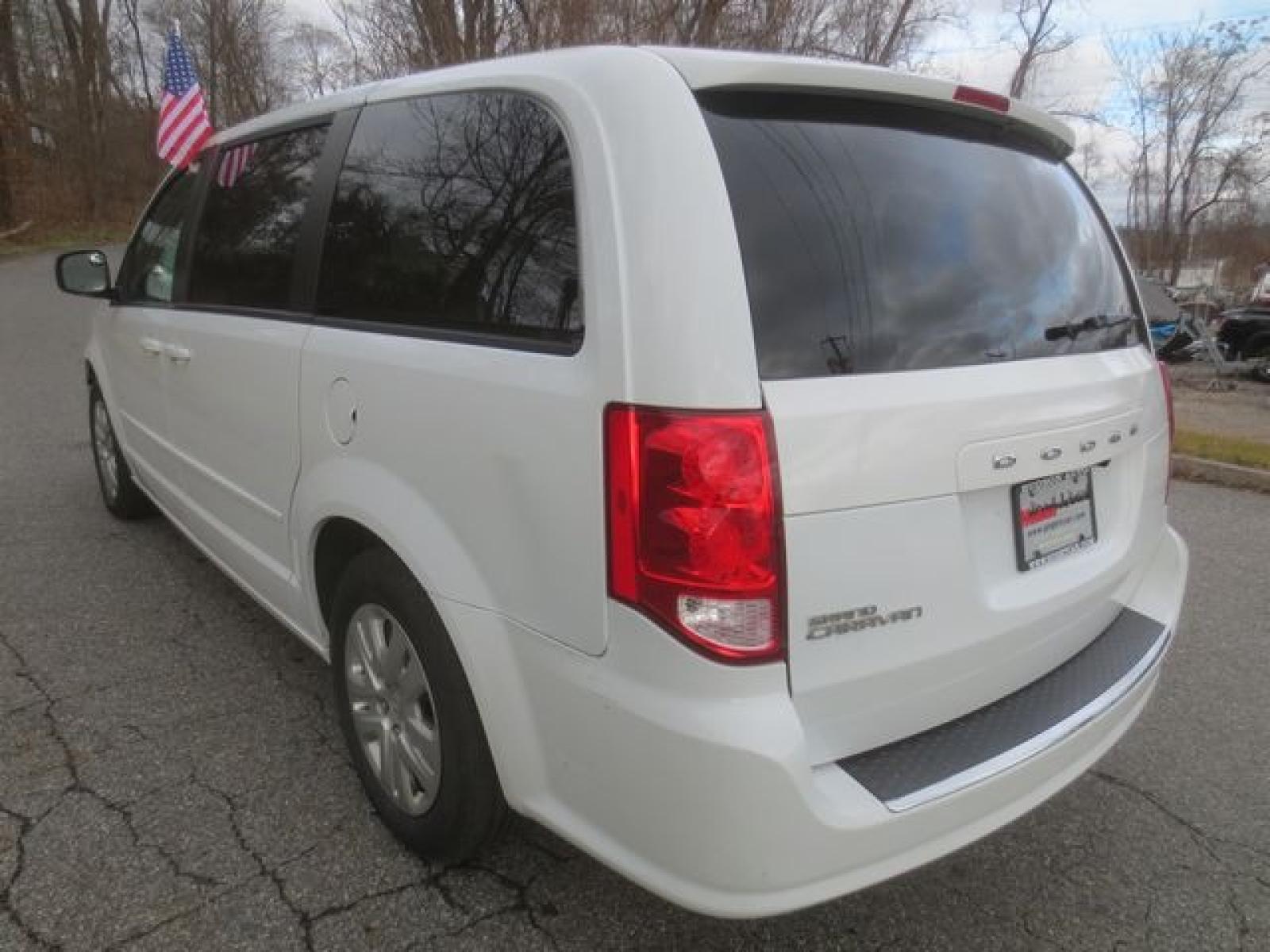 2016 White /Black Dodge Grand Caravan SE (2C4RDGBG5GR) with an 3.6 liter V-6 engine, Automatic transmission, located at 270 US Route 6, Mahopac, NY, 10541, (845) 621-0895, 41.349022, -73.755280 - Photo #4